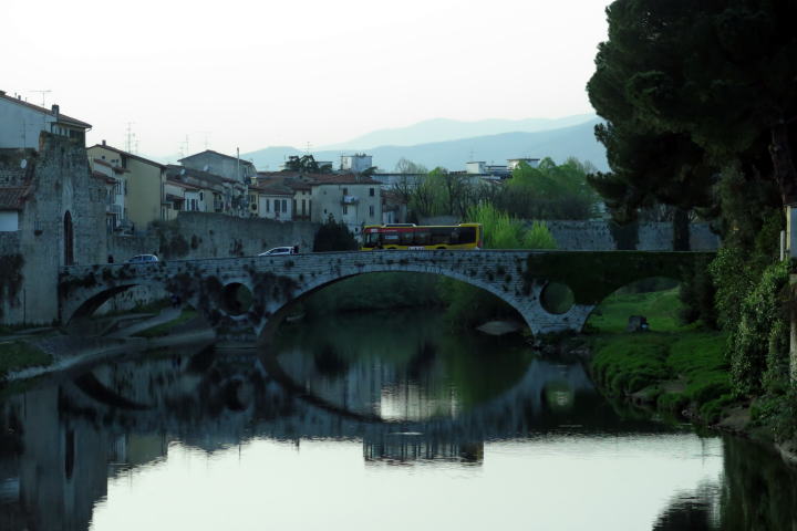 ΋